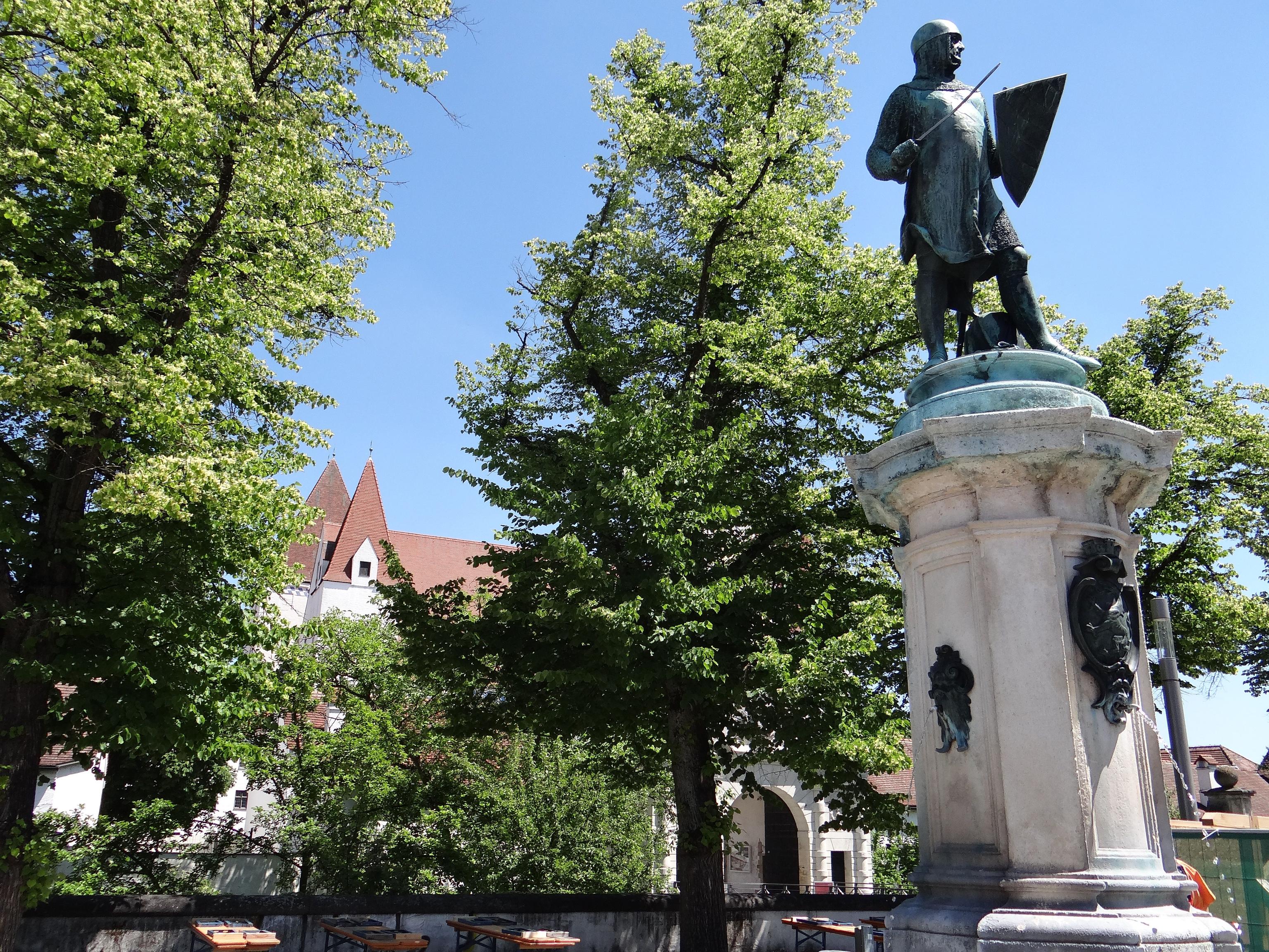 Hero Image for Paradeplatz mit Ludwigsbrunnen