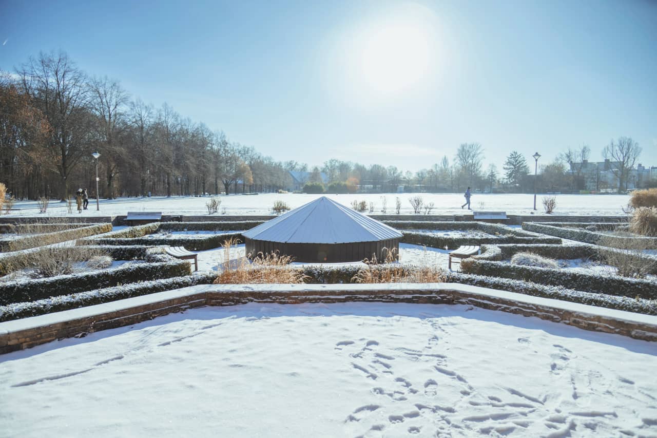 winterlandschaft schneebedeckt mit blick auf einen Park.